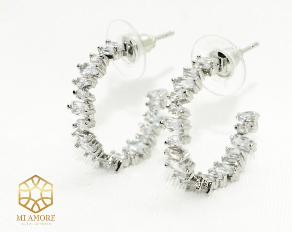 Aretes color blanco cobre y zirconia