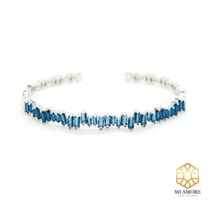 Brazalete de cobre plateado con incrustaciones de zirconia cúbica azul