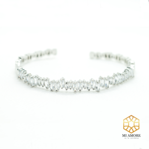 Brazalete de cobre plateado con incrustaciones de zirconia cúbica blanca